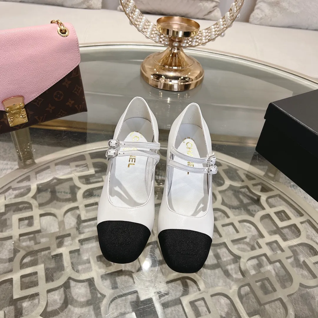 👟👟Ex-factory price 520👟👟 𝐂𝐇𝐀𝐍𝐄𝐋 | Xiaoxiang 2025 Mary Jane single shoe Macaron series ❤️ 2025 spring and summer new product Xiaoxiang Mary Jane single shoe series is new〰 🍬 A must-have in the fashion circle, the combination will interpret the meticulous, minimalist and classic elements that will never fade away 💋Show unique dressing style and it’s too beautiful to say anything. A must-have for summer... Upper: Sheepskin Lining: Sheepskin Outsole: Genuine leather sole Shoe size: 35-41 (40, 41 customization is non-refundable) Heel height: 1.5cm/6cm